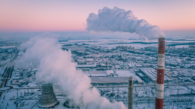 Foto luftaufnahme des blockheizkraftwerks im industriegebiet.