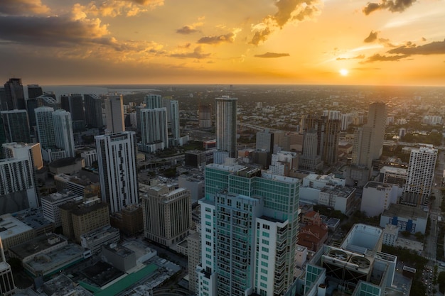 Luftaufnahme des Büroviertels in der Innenstadt von Miami Brickell in Florida, USA bei Sonnenuntergang. Hohe Gewerbe- und Wohnhochhäuser in modernen amerikanischen Megapolis