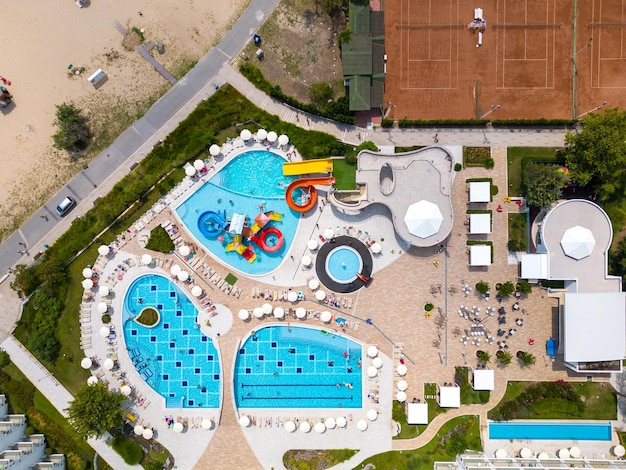 Luftaufnahme des bulgarischen Ferienortes Albena Sands während der Sommersaison, eine Reihe von Hotelpools und Menschenmassen, die das Meer genießen