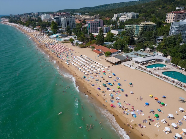 Luftaufnahme des bulgarischen Ferienortes Goldstrand während der Sommersaison mit einer Reihe von Hotelpools und Menschenmassen, die das Meer genießen