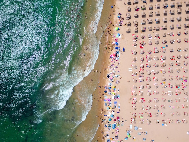 Luftaufnahme des bulgarischen Ferienortes Goldstrand während der Sommersaison mit einer Reihe von Hotelpools und Menschenmassen, die das Meer genießen