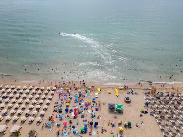 Luftaufnahme des bulgarischen Ferienortes Kranevo Sands während der Sommersaison, eine Reihe von Hotelpools und Menschenmassen, die das Meer genießen