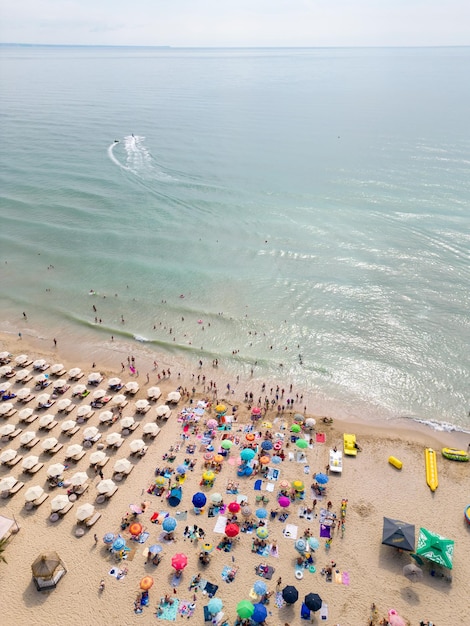 Luftaufnahme des bulgarischen Ferienortes Kranevo Sands während der Sommersaison, eine Reihe von Hotelpools und Menschenmassen, die das Meer genießen