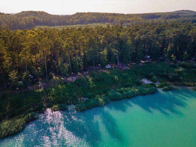 Luftaufnahme des Campingplatzes in der Nähe des Sees im Waldkopierraum