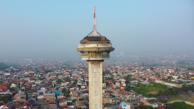 Luftaufnahme des Central Java Grand Mosque Tower (Menara Masjid Agung Jawa Tengah) in Indonesien