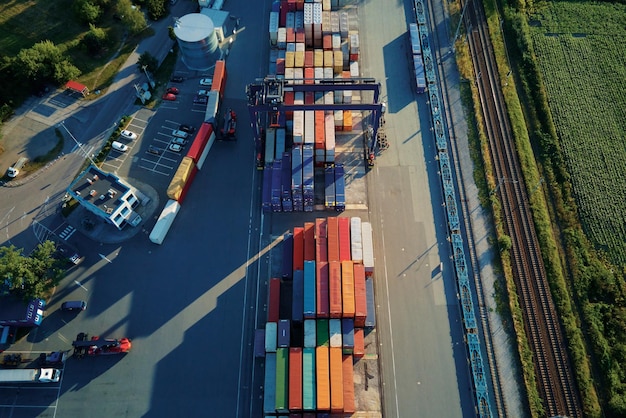 Luftaufnahme des Containerlagers Versand- und Logistikkonzept