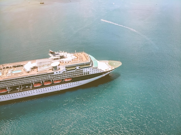 Luftaufnahme des Decks, Schnauze des Kreuzfahrtschiffes mit Helideck und Liegestühlen, blaues, sonniges Meer. Liner-Ausrüstungskonzept.