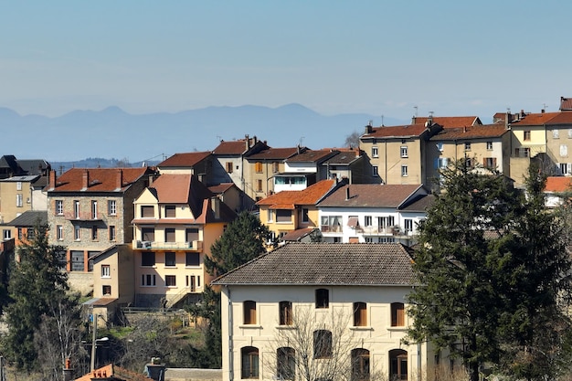 Luftaufnahme des dichten historischen Zentrums der Stadt Thiers im Departement PuydeDome Region AuvergneRhoneAlpes in Frankreich Dächer von alten Gebäuden und engen Gassen