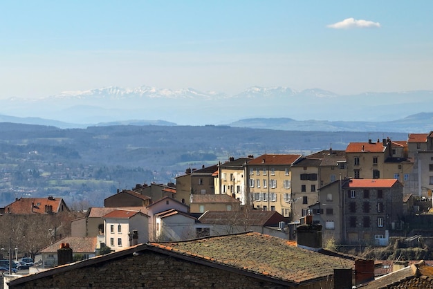 Luftaufnahme des dichten historischen Zentrums der Stadt Thiers im Departement PuydeDome Region AuvergneRhoneAlpes in Frankreich Dächer von alten Gebäuden und engen Gassen