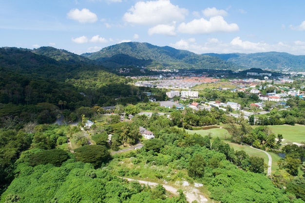 Luftaufnahme des Distrikts Kathu Phuket Thailand von der Drohnenkamera High Angle View
