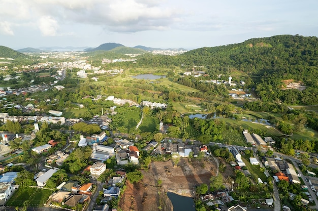 Luftaufnahme des Distrikts Kathu Phuket Thailand von der Drohnenkamera High Angle View