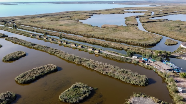 Luftaufnahme des Donaudeltas mit Wasserkanälen und Wiesenvegetation