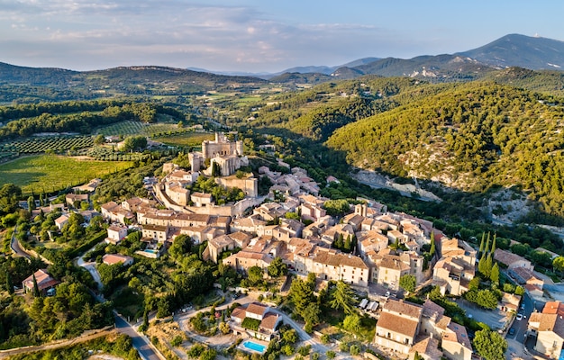 Luftaufnahme des Dorfes Le Barroux mit seinem Schloss - Provence, Frankreich