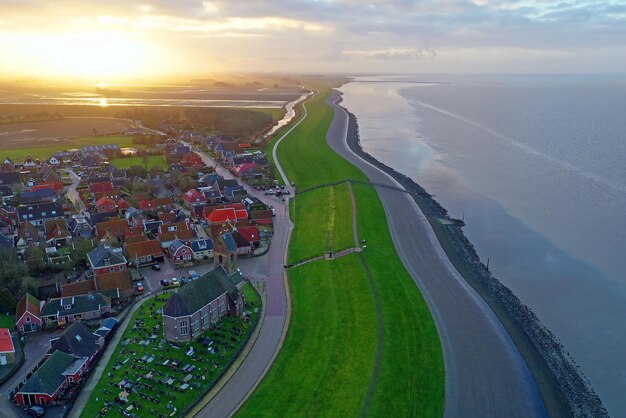 Foto luftaufnahme des dorfes wierum in den niederlanden bei sonnenuntergang in der nähe der waddenzee