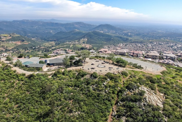 Luftaufnahme des Double Peak Park in San Marcos. 80 Hektar großer Park mit Spielplatz und Wanderwegen