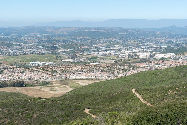 Luftaufnahme des Double Peak Park in San Marcos. 80 Hektar großer Park mit Spielplatz und Wanderwegen