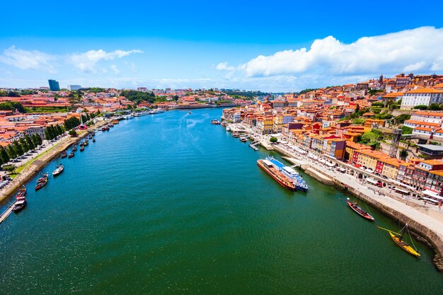 Luftaufnahme des Douro-Flusses in Porto
