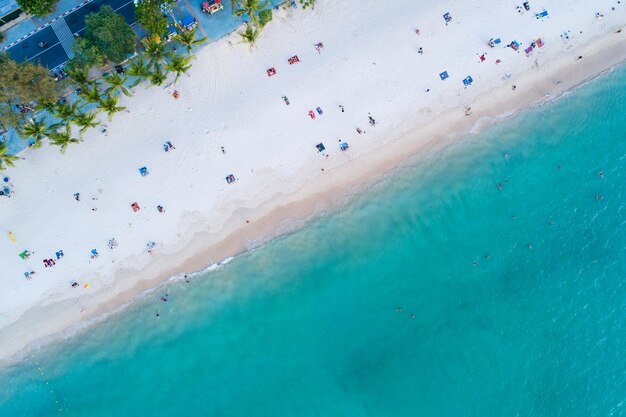 Luftaufnahme des erstaunlichen Strandes mit Menschen, die sich am Strandmeer entspannen