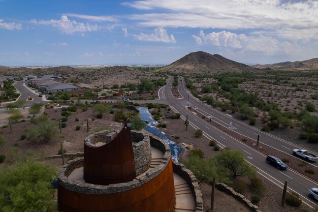 Luftaufnahme des Estrella Star Tower an der Autobahn auf dem Land in Goodyear, Arizona