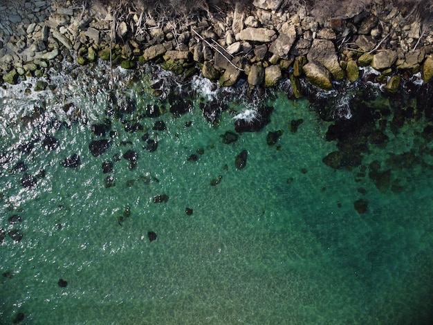 Luftaufnahme des felsigen Strandes und der Meereswellen