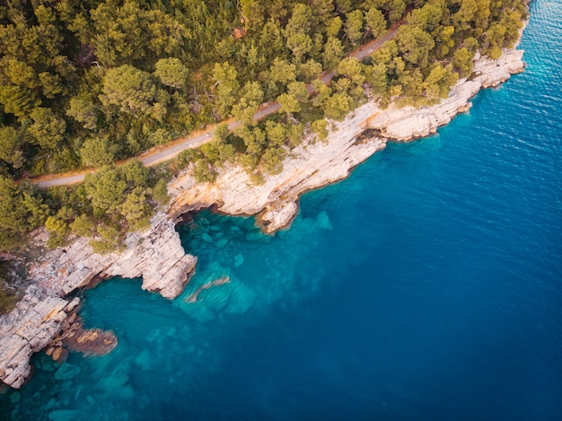 Luftaufnahme des felsigen Ufers der Adria