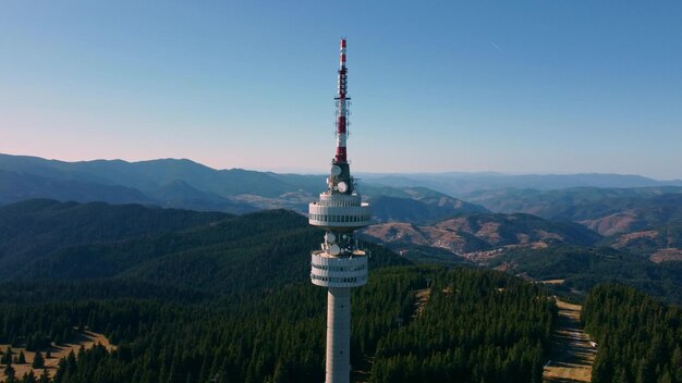 Luftaufnahme des Fernmeldeturms am Snezhanka-Gipfel in der Nähe von Pamporovo in Bulgarien