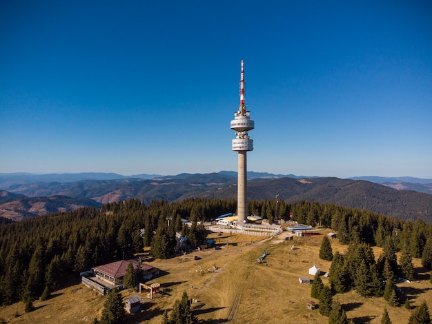 Luftaufnahme des Fernmeldeturms am Snezhanka-Gipfel in der Nähe von Pamporovo in Bulgarien