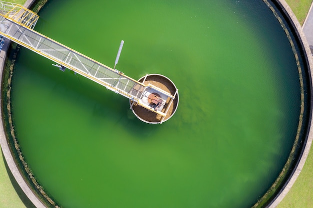 Luftaufnahme des Festkontaktklärbeckens Typ Schlammumwälzung in der Wasseraufbereitungsanlage