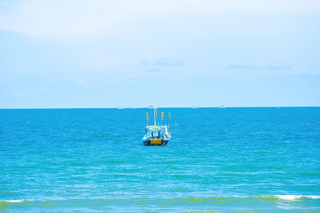 Luftaufnahme des Fischerdorfes in Long Hai Phuoc Hai Tropical Seascape mit einem Boot am Sandstrand bei bewölktem Schöner tropischer Strand mit kleinem Boot für Reisen und Urlaub in der Urlaubszeit