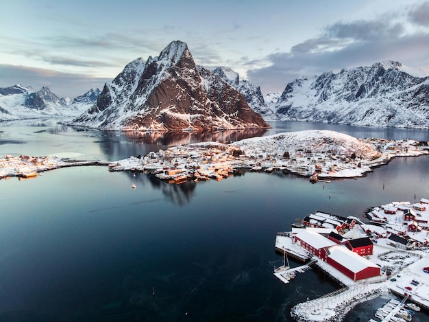 Luftaufnahme des Fischerdorfes in umgebenen Bergen in der Wintersaison auf den Reine Lofoten-Inseln Norwegen