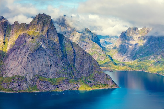 Luftaufnahme des Fjords vom Berg Reine Norwegen Schöne wilde Natur