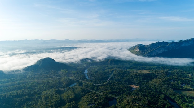 Luftaufnahme des flüssigen nebels bewegt auf gebirgstropischen regenwald wellenartig