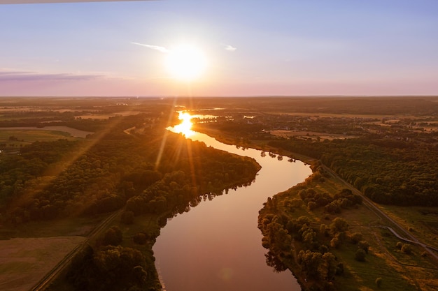 Luftaufnahme des Flusses am Abend Sommerlandschaft in der Natur