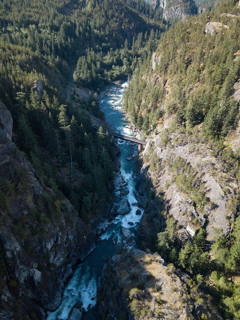 Luftaufnahme des Flusses, der im Canyon Nature Background fließt