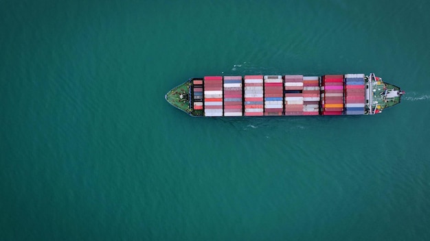 Luftaufnahme des Frachtcontainerschiffs im Meer