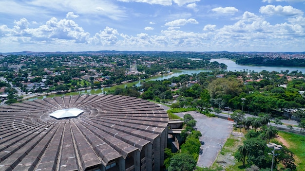 Luftaufnahme des Fußballstadions Mineirao Mineirinho mit der Lagune von Pampulha im Hintergrund Belo Horizonte Brasilien