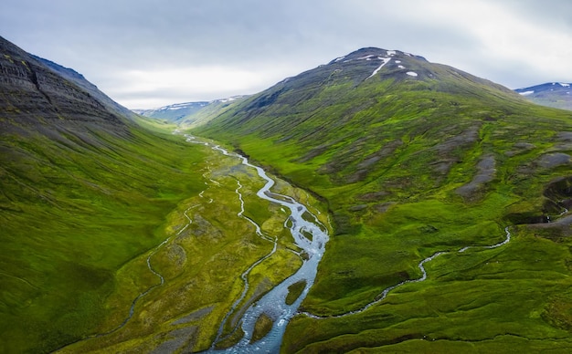 Luftaufnahme des Gebirgsflusses im wunderschönen Tal im Norden Islands zur Sommersaison