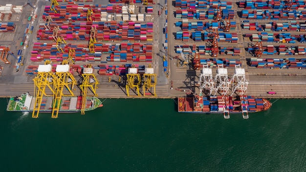 Luftaufnahme des geschäftslogistischen Import- und Exportgüterverkehrs per Containerschiff