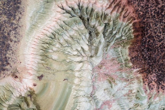 Luftaufnahme des getrockneten alluvialen Sees und des Berges