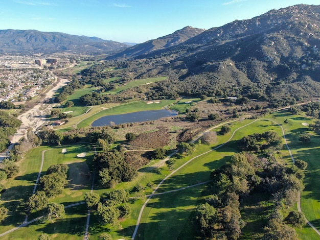 Luftaufnahme des Golfplatzes mit grünem Feld im Tal Grüne Rasenlandschaft Temecula Kalifornien