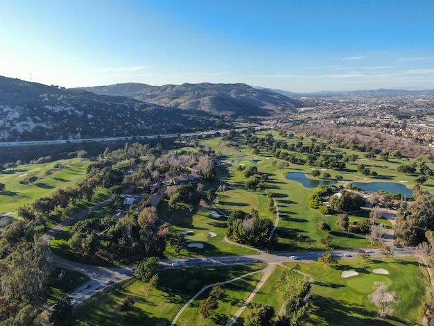 Luftaufnahme des Golfplatzes mit grünem Feld im Tal Grüne Rasenlandschaft Temecula Kalifornien