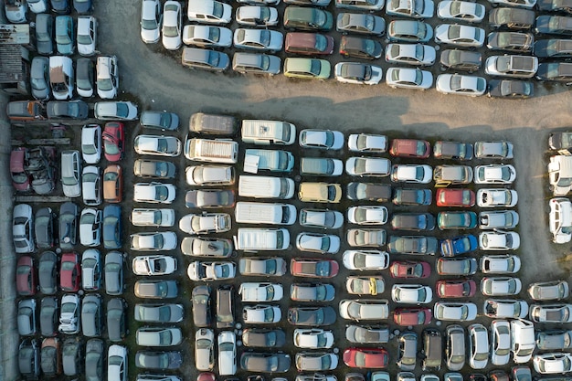 Luftaufnahme des großen Parkplatzes des Schrottplatzes mit Reihen ausrangierter kaputter Autos Recycling alter Fahrzeuge