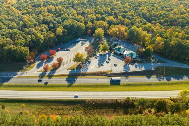 Luftaufnahme des großen Rastplatzes in der Nähe der belebten amerikanischen Autobahn mit schnell fahrenden Autos und Lastwagen Erholungsort während des zwischenstaatlichen Reisekonzepts