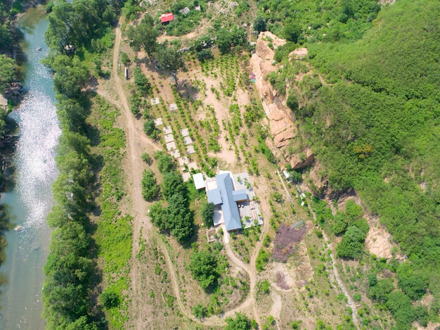 Luftaufnahme des grünen Berges mit Fluss