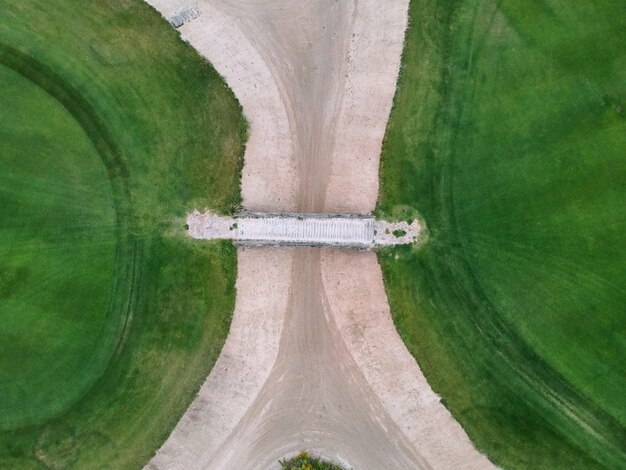 Luftaufnahme des grünen Grases des Golfplatzes.