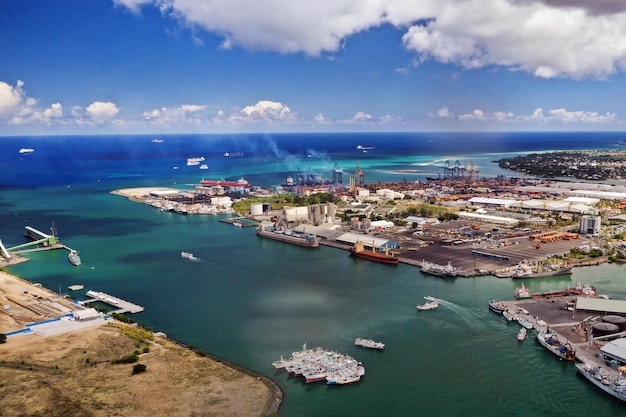 Luftaufnahme des Hafens an der Uferpromenade von PORT LOUIS, Mauritius, Afrika.