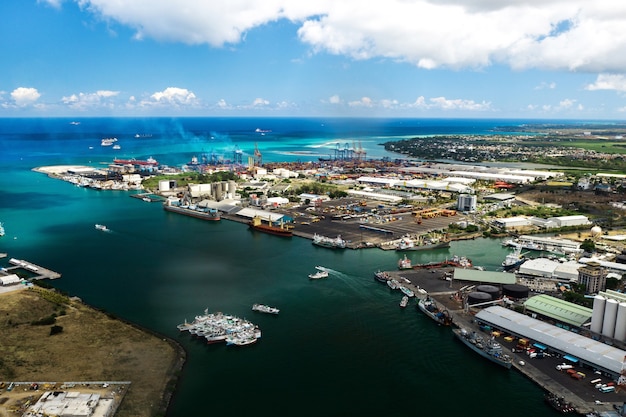 Luftaufnahme des Hafens an der Uferpromenade von PORT LOUIS, Mauritius, Afrika.