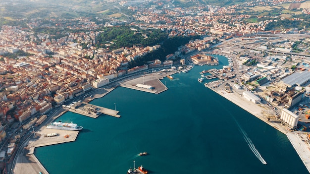 Luftaufnahme des Hafens für Import und Export und Logistik, großer Hafen von Ancona, Italien