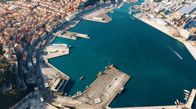 Luftaufnahme des Hafens für Import und Export und Logistik, großer Hafen von Ancona, Italien