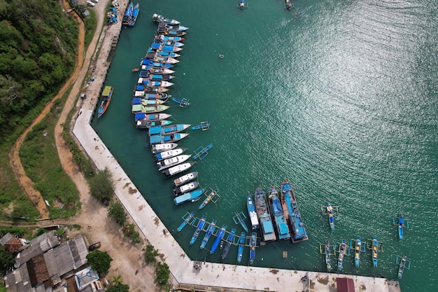 Luftaufnahme des Hafens in Indonesien. Schiffe und Boote, die im Dockhafen ankern. Indonesische Landschaft.